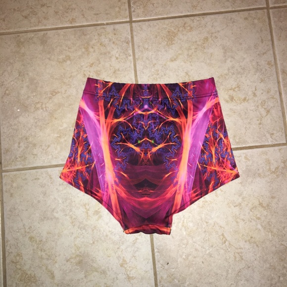 Vibrant crop top and shorts festival set - Picture 4 of 8